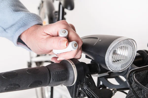 Substituição da bateria na luz da frente da bicicleta — Fotografia de Stock