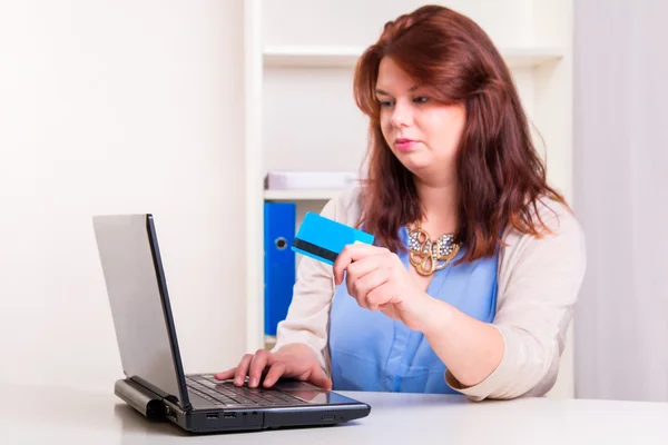 Mulher a pagar com cartão de crédito — Fotografia de Stock