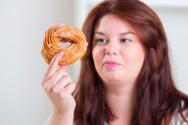 Tombul kadın donut yemek