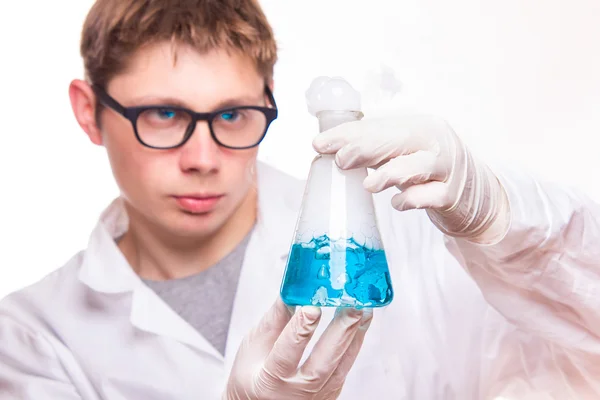 Químico fazendo reação química — Fotografia de Stock