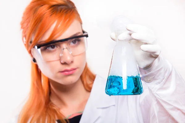 Estudante menina fazendo reações químicas — Fotografia de Stock