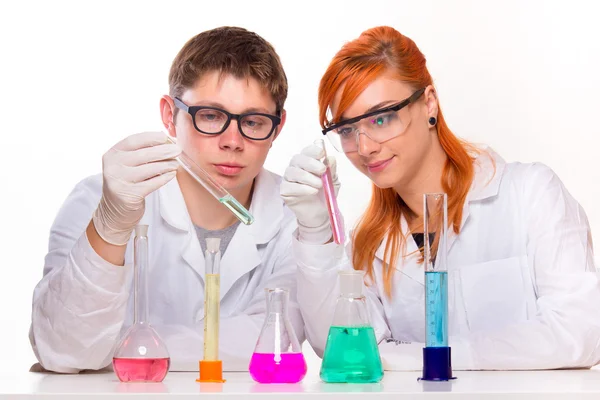 Dois estudantes de química fazendo reações — Fotografia de Stock