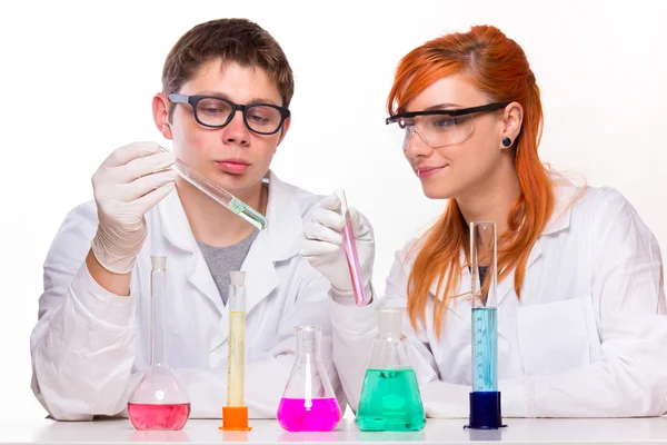 Dois estudantes de química fazendo reações — Fotografia de Stock