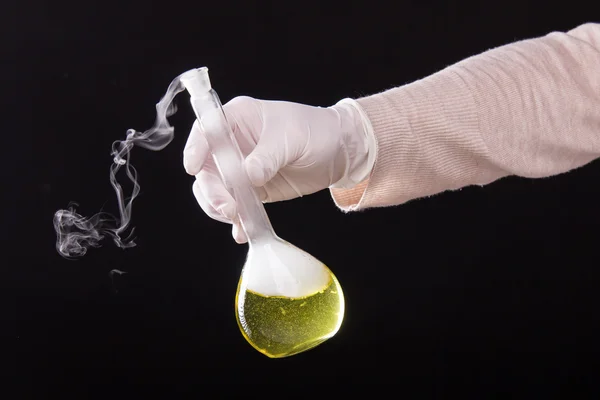 Wetenschapper bedrijf chemische kolf glas — Stockfoto