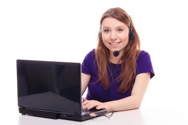 dizüstü bilgisayarda çalışan güzel bir kız