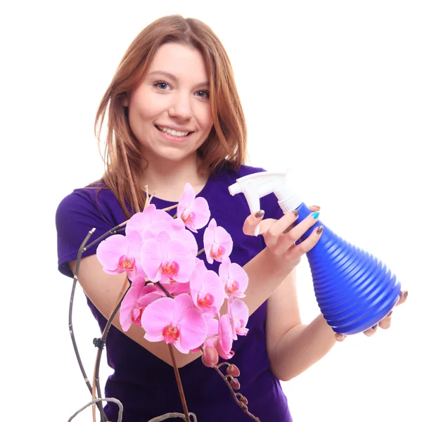 Hübsches Mädchen, das Orchideenblumen wässert — Stockfoto