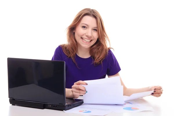 Kvinde, der arbejder ved skrivebord med computer - Stock-foto