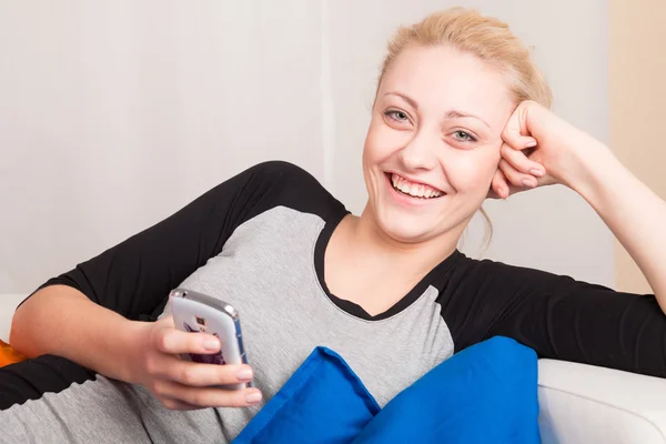 Blond girl holding smartphone — Stock Photo, Image