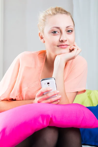 Happy woman with smartphone — Stock Photo, Image