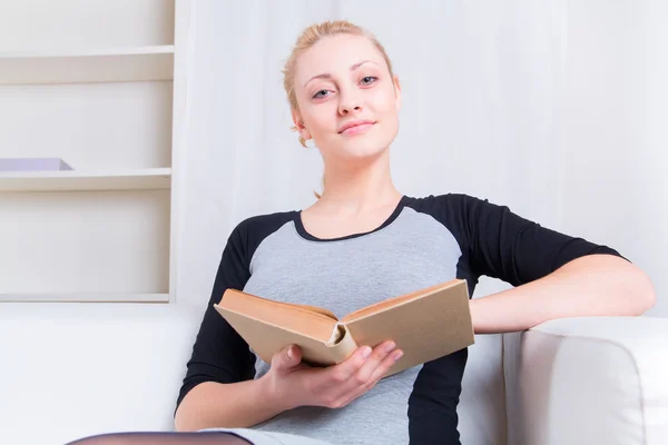 Young woman reading book — Stock Photo, Image