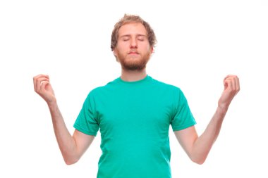 Yoga yapan genç adam.