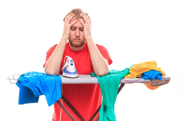 Hombre triste planchar ropa —  Fotos de Stock