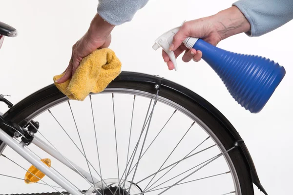 Hands cleaning bicycle fender — Stock Photo, Image