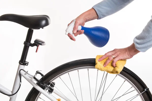 Mãos limpando guarda-lamas de bicicleta — Fotografia de Stock