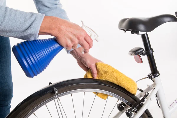 Hände reinigen Fahrradkotflügel — Stockfoto