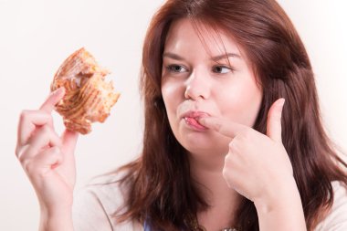 şişman kadın donut yemek