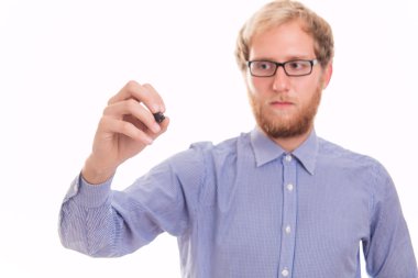 Şeffaf yönetim kurulu üzerinde yazılı genç adam