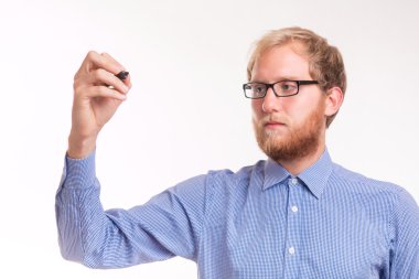 Şeffaf yönetim kurulu üzerinde yazılı genç adam