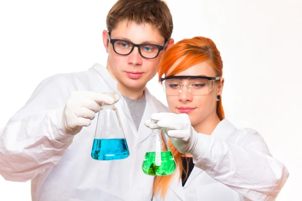 Dois estudantes de química fazendo reações — Fotografia de Stock