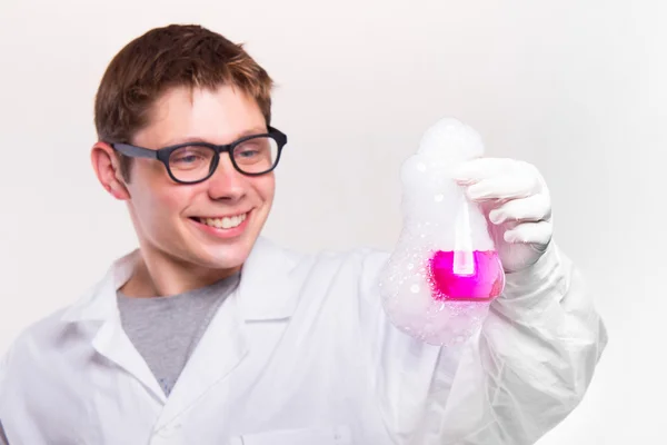 Scientist doing chemical reactions — Stock Photo, Image