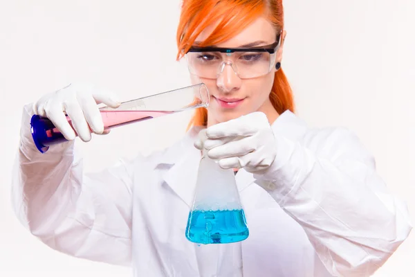 Scientist woman doing experiment — Stock Photo, Image