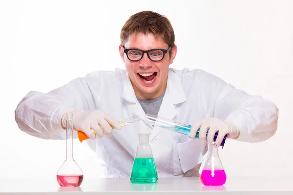 Сумасшедший химик, ученый в лаборатории — стоковое фото