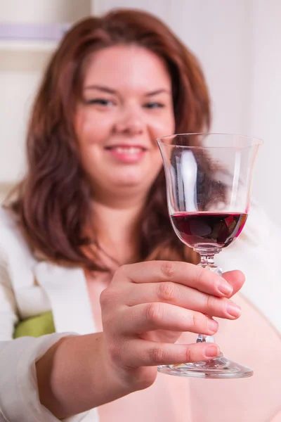 Elegante Frau trinkt Wein — Stockfoto