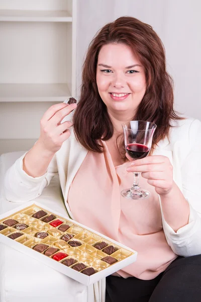 Mulher gorda com doces e vinho — Fotografia de Stock