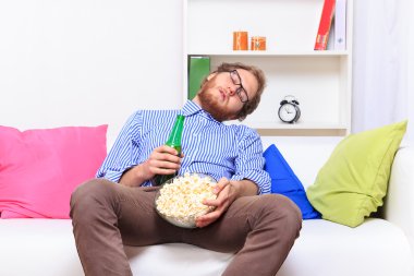TV oturan uyuyan adam