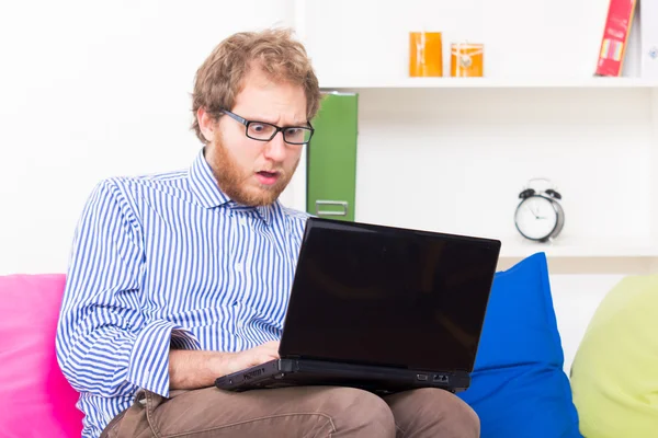 Trauriger Mann arbeitet am Laptop — Stockfoto