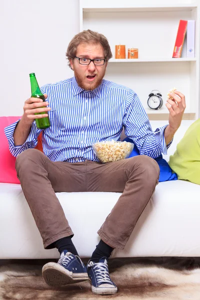 Hombre sorprendido viendo la televisión — Foto de Stock