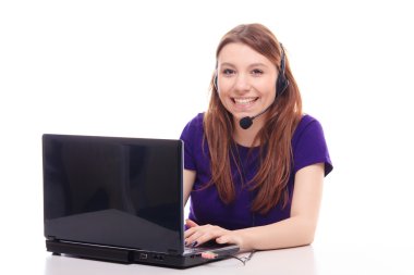 dizüstü bilgisayarda çalışan güzel bir kız