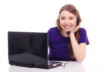 dizüstü bilgisayarda çalışan güzel bir kız