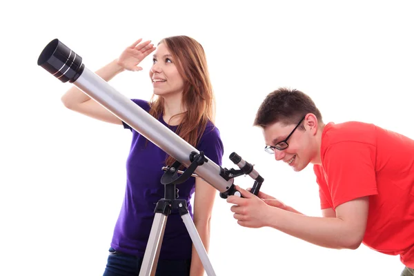 Mann und Frau beobachten durch Teleskop — Stockfoto