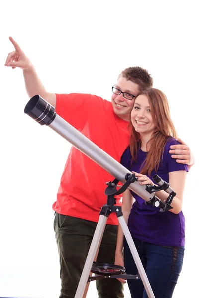 Hombre y mujer mirando a través del telescopio — Foto de Stock