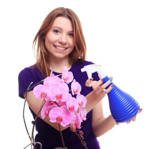 Bella ragazza che innaffia fiori di orchidea — Foto Stock