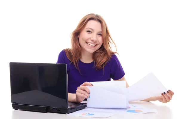 Jong meisje werken bij Bureau met laptop — Stockfoto