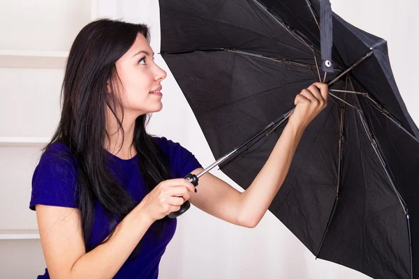 Meisje opening paraplu thuis — Stockfoto