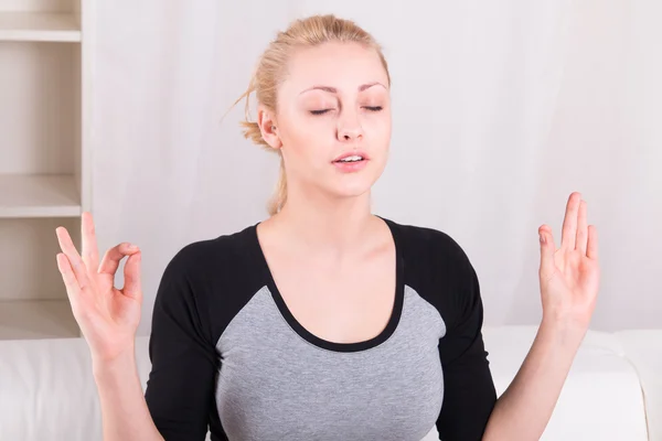 Woman practicing yoga — Stock Photo, Image