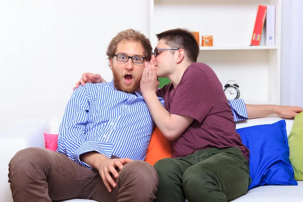 Dois caras fofocando em casa — Fotografia de Stock