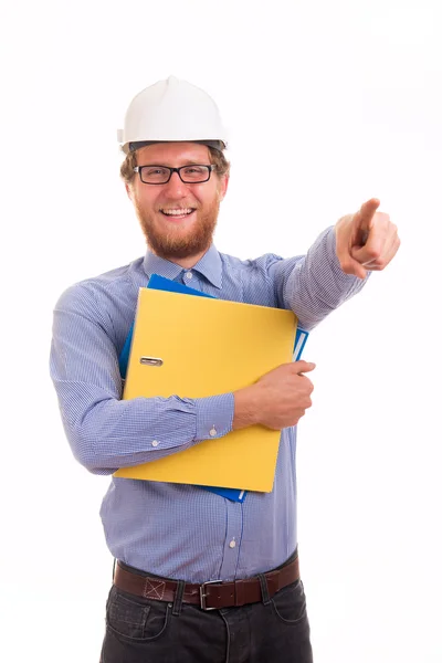 Молодой счастливый инженер в шлеме показывает пальцем — стоковое фото