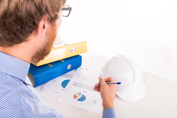 Ingenieur mit Papieren am Schreibtisch — Stockfoto