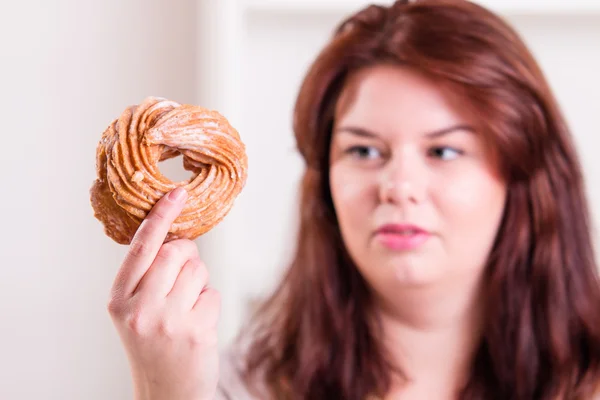 Mulher comendo donut — Fotografia de Stock