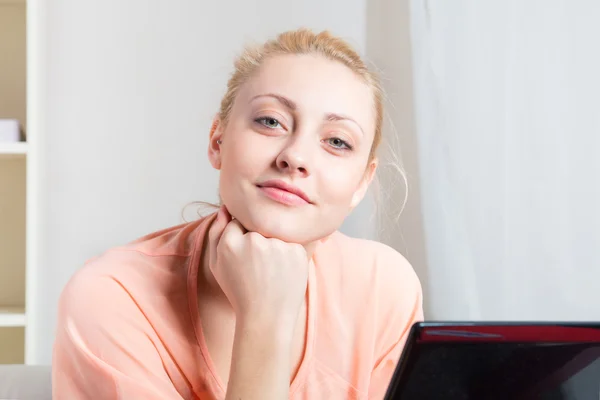 Blond woman with laptop — Stock Photo, Image