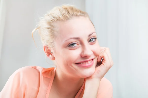 Beautiful smiling gitl — Stock Photo, Image