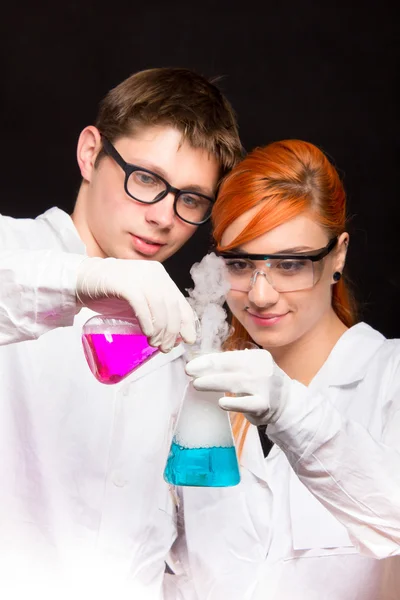 Deux étudiants en laboratoire de chimie — Photo