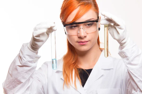 Student girl doing chemistry reactions — Stock Photo, Image