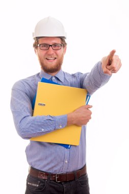 Kask içinde genç mutlu mühendis