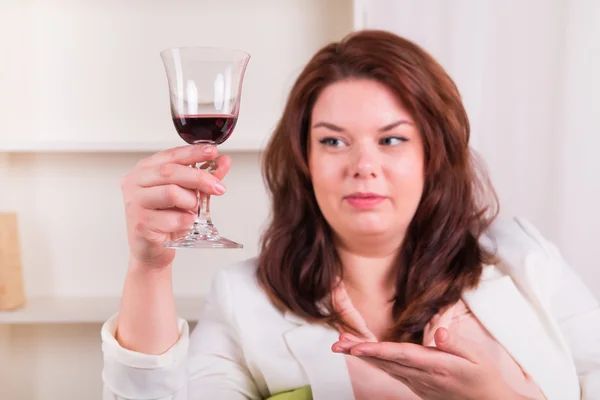 Mulher elegante beber vinho — Fotografia de Stock