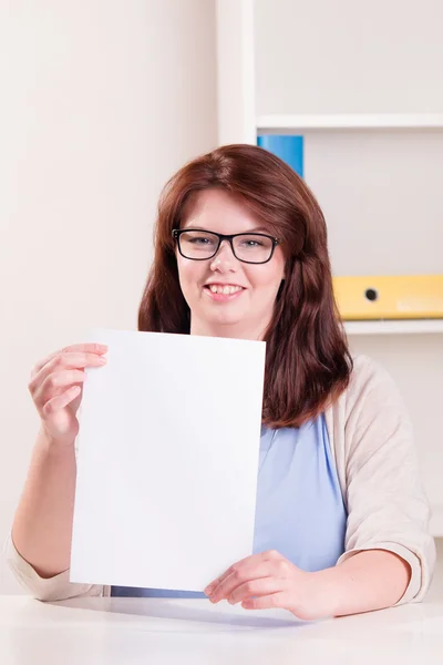Plump woman with paper sheet — Stock Photo, Image